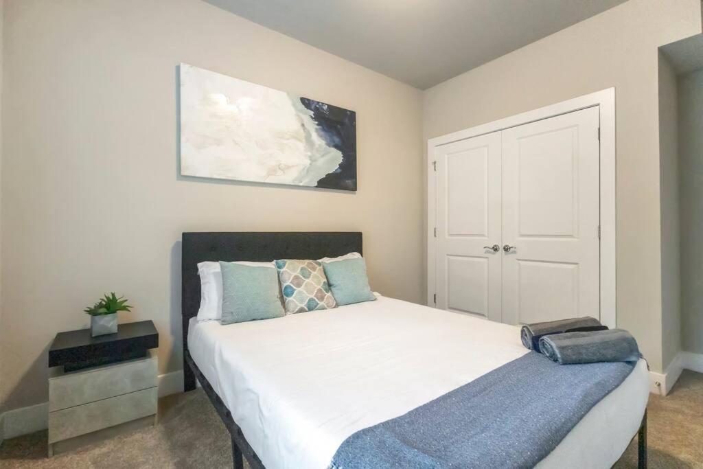 Brand New Build 10 Min- Uptown Villa Charlotte Exteriör bild