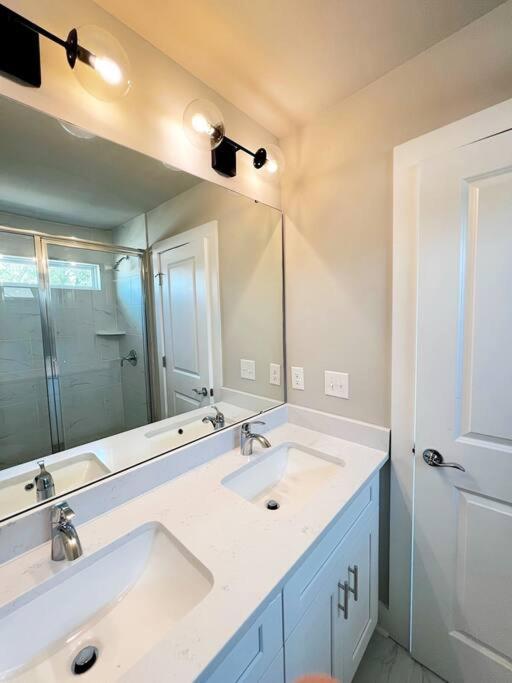 Brand New Build 10 Min- Uptown Villa Charlotte Exteriör bild
