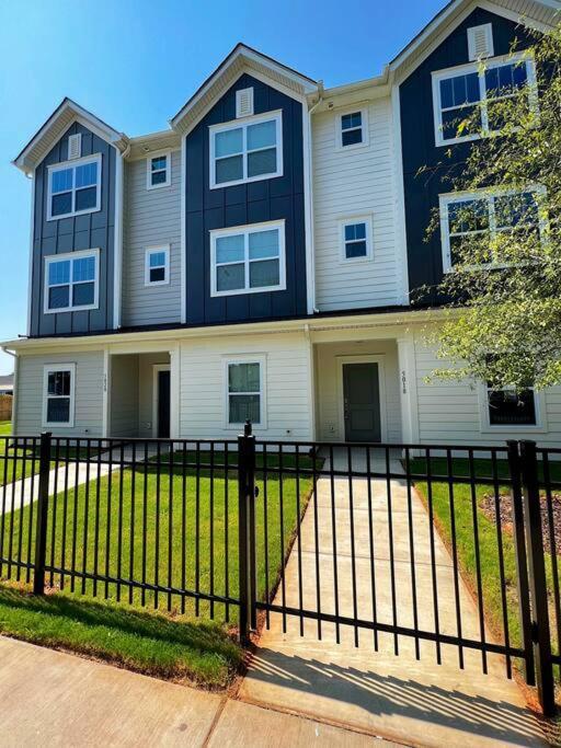 Brand New Build 10 Min- Uptown Villa Charlotte Exteriör bild