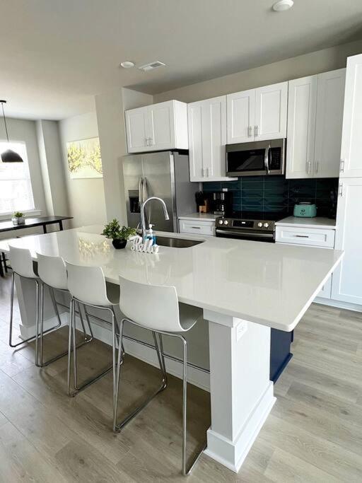 Brand New Build 10 Min- Uptown Villa Charlotte Exteriör bild